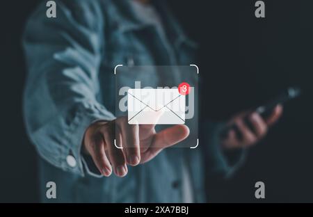 Concept de notification de marketing d'entreprise de courrier électronique. Boîte de réception recevant une alerte de message électronique. Communication par e-mail professionnelle, marketing numérique. peo d'affaires Banque D'Images