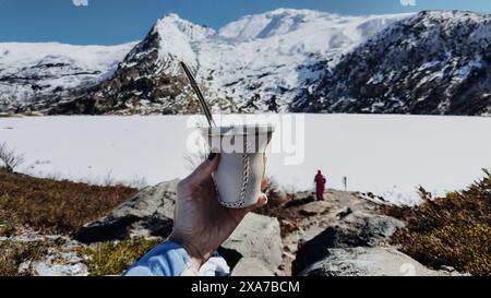 Une personne tient une tasse, en Patagonie Argentine et chilienne, Calafate, Chalten Peaks, Torres del Paine Banque D'Images