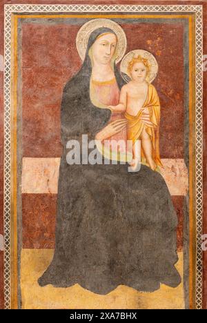 PÉROUSE, ITALIE - 15 MAI 2024 : fresque médiévale de la Vierge dans l'église Basilica di San Domenico à partir du 14. cent. Banque D'Images