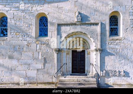 Église romane de riches Ulrich à Ainau près de Geisenfeld en haute-Bavière en Allemagne : portail roman avec représentation des âmes pauvres dans Abraham&#3 Banque D'Images