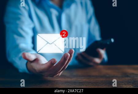 Concept de notification de marketing d'entreprise de courrier électronique. Boîte de réception recevant une alerte de message électronique. Communication par e-mail professionnelle, marketing numérique. peo d'affaires Banque D'Images