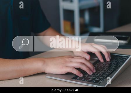 Optimisation du moteur technologique de recherche de données. Icône de recherche tactile de main d'homme d'affaires pour des informations sur le réseau Internet, rechercher des emplois, appliquer des emplois en ligne, Banque D'Images