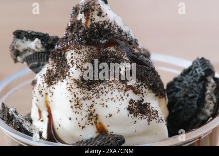 Un sundae de crème glacée garni de biscuits Oreo et de filet de chocolat Banque D'Images