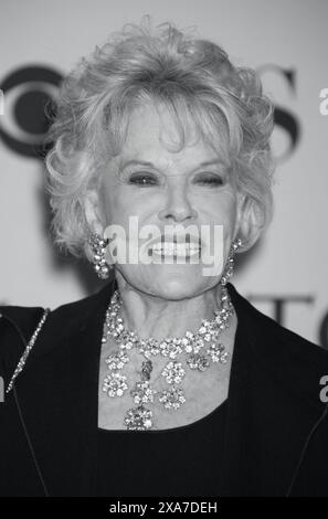 **FICHIER PHOTO** Janis Paige est décédée. Janis Paige assiste à la 59e cérémonie annuelle des Tony Awards au Radio City Music Hall de New York le 11 juin 2006. Crédit photo : Henry McGee/MediaPunch Banque D'Images