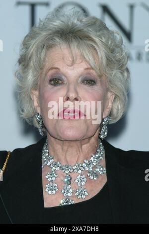 **FICHIER PHOTO** Janis Paige est décédée. NEW YORK, NY- 11 JUIN : Janis Paige arrive pour la 60e cérémonie annuelle des Tony Awards qui se tient au Radio City Music Hall, le 11 juin 2006, à New York. Crédit : Joseph Marzullo/MediaPunch Banque D'Images