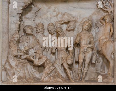 MILAN, ITALIE - 6 MARS 2024 : le relief médiéval en marbre de trois magi dans l'église Basilica di Sant Eustorgio Banque D'Images