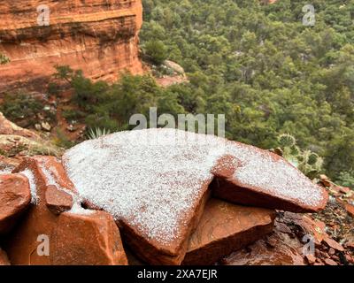La neige d'hiver recouvre doucement une dalle de roche à Sedona Banque D'Images