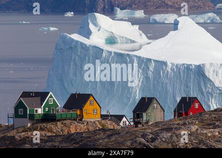 Maisons colorées et icebergs, Uummannaq, Nord du Groenland, Groenland Banque D'Images