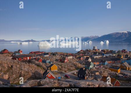 Maisons colorées et icebergs, Uummannaq, Nord du Groenland, Groenland Banque D'Images