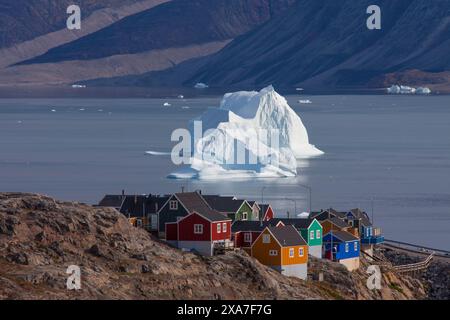 Maisons colorées et icebergs, Uummannaq, Nord du Groenland, Groenland Banque D'Images