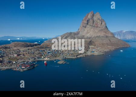 Vue aérienne du village de pêcheurs d'Uummannaq avec Herzberg, photo aérienne, Nord Groenland, Groenland Banque D'Images