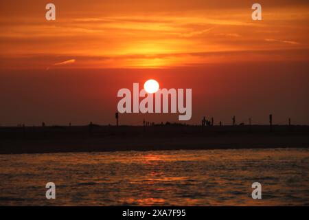 Le coucher de soleil orangé brillant sur la mer Banque D'Images