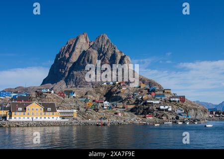 Maisons colorées et icebergs, Uummannaq, Nord du Groenland, Groenland Banque D'Images