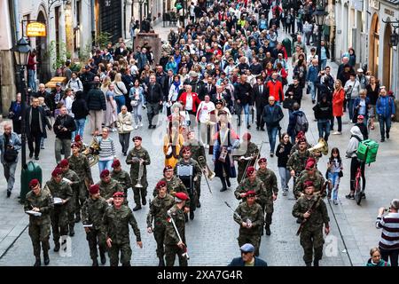 Cracovie, Pologne. 04 juin 2024. Les participants marchent en marche pour célébrer le 35e anniversaire des premières élections libres après la chute du communisme†sur la place principale de la vieille ville de Cracovie. La principale partie de la célébration de Cracovie a été la Freedom Polonez, une danse où le public s'est joint en tête par des danseurs professionnels. Le nouveau gouvernement souhaite faire du 4 juin une nouvelle fête nationale. Crédit : SOPA images Limited/Alamy Live News Banque D'Images