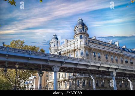 Paris, le pont de Bir-Hakeim sur la Seine, bel immeuble Banque D'Images