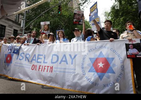 New York, États-Unis. 1er juin 2024. La gouverneure de New York, Kathy Hochul, marche pendant le défilé de la fête israélienne. Plus sombre que d'habitude, le thème était "ramenez-les à la maison" en se concentrant sur la crise de la guerre de Gaza. (Crédit image : © Susan Stava/SOPA images via ZUMA Press Wire) USAGE ÉDITORIAL SEULEMENT! Non destiné à UN USAGE commercial ! Banque D'Images