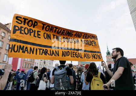 Les manifestants tiennent une banderole avec l'inscription « arrêtez de torturer et d'effacer les gens à la frontière polonaise. Aide humanitaire et juridique dès maintenant!" pendant la démonstration. Des dizaines de militants ont participé à l’événement dédié au traitement sévère des personnes à la frontière polono-biélorusse. Ils scandaient des slogans tels que "aucun être humain n'est illégal", "F*CK le mur", "pas de violence à la frontière", et d'autres. L’événement s’est déroulé à proximité de la place du Château, où s’est tenue la réunion organisée par la communauté de la plateforme civique. À partir du 4 juin 2024, la zone tampon de 200 mètres à la frontière avec la Biélorussie Banque D'Images