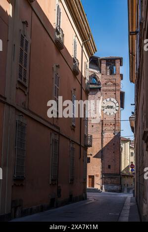 Ruelle avec église Chiesa di Santa Maria di Canepanova à la fin, ville de Pavie sur le fleuve Tessin, province de Pavie, Lombardie, Italie, Europe Banque D'Images