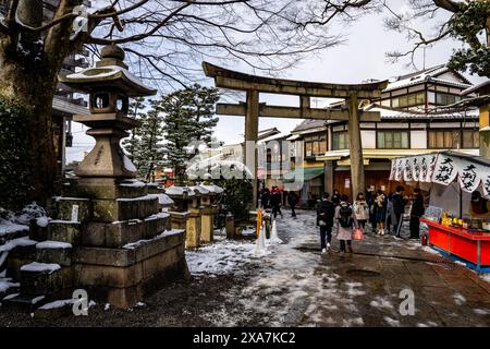 Les adorateurs japonais et les touristes à l'ancienne porte japonaise et les temples couverts de neige rare d'hiver au sanctuaire Fushimi Inari à Kyoto Japon. Banque D'Images