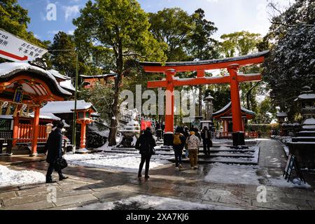 Les adorateurs japonais et les touristes à l'ancienne porte japonaise et les temples couverts de neige rare d'hiver au sanctuaire Fushimi Inari à Kyoto Japon. Banque D'Images