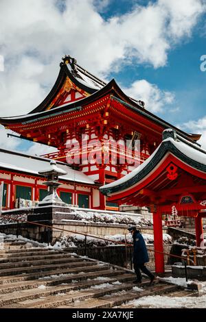 Les adorateurs japonais et les touristes à l'ancienne porte japonaise et les temples couverts de neige rare d'hiver au sanctuaire Fushimi Inari à Kyoto Japon. Banque D'Images