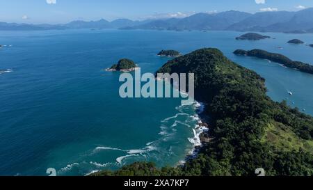 (240605) -- RIO DE JANEIRO, 5 juin 2024 (Xinhua) -- une photo aérienne prise le 1er juin 2024 montre le paysage côtier du parc national de Serra da Bocaina dans l'État de Rio de Janeiro, Brésil. Paraty et Ilha Grande est un bien en série composé de six éléments, dont le centre historique de Paraty, Morro da Vila Velha, le parc national de Serra da Bocaina, le parc national d'Ilha Grande, la réserve biologique de Praia do Sul et la zone protégée environnementale de Cairu?U. En 2019, Paraty et Ilha Grande ont été inscrites sur la liste du patrimoine mondial de l'UNESCO en tant que site mixte du patrimoine culturel et naturel. (Xinhua/Wang Tian Banque D'Images