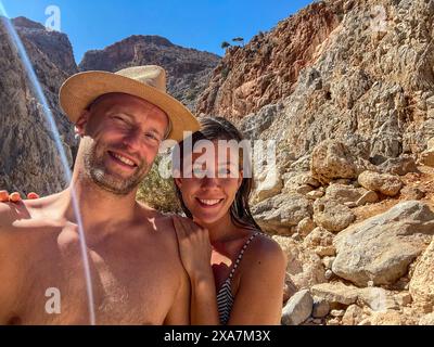 Un homme et une femme en chapeaux posant pour une photo en Grèce Banque D'Images