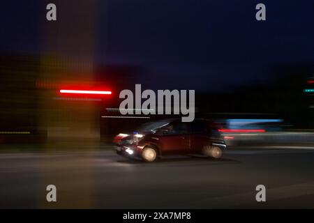 Affichage des voitures et de la circulation la nuit, utilisation du panoramique de la caméra pour montrer le mouvement de la voiture avec des traînées légères. À Auckland, Nouvelle-Zélande. Banque D'Images