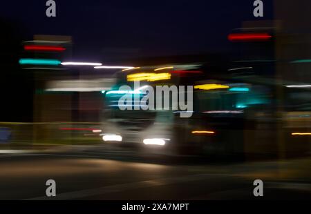 Affichage des voitures et de la circulation la nuit, utilisation du panoramique de la caméra pour montrer le mouvement de la voiture avec des traînées légères. À Auckland, Nouvelle-Zélande. Banque D'Images