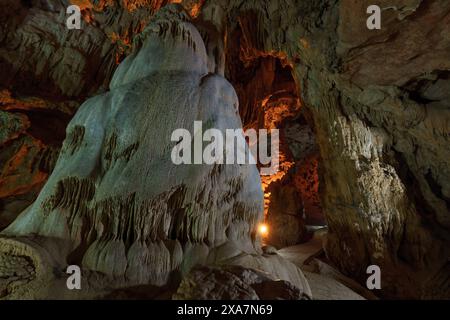 Un intérieur de grotte éclairé avec des rochers Banque D'Images