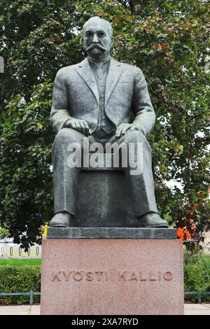 Helsinki, Finlande - 5 septembre 2024 : statue de l'ancien président finlandais (1873-1940) par Kalervo Kallio, située près du bâtiment du parlement. Banque D'Images