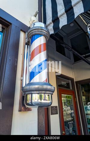 Un poteau de barbier rayé à l'ancienne sur un mur extérieur à l'extérieur de la boutique à la Grande, Oregon, États-Unis Banque D'Images