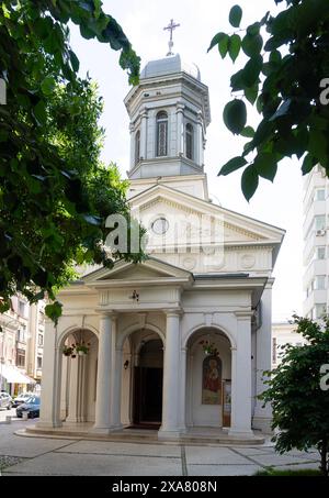 Bucarest, Roumanie. 25 mai 2024. Vue extérieure de l'église blanche Bucarest dans le centre-ville Banque D'Images