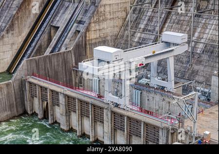 Une grue à portique de 380 tonnes positionnée au-dessus de la centrale monte et abaisse les portes du barrage de Hells Canyon, Idaho, États-Unis Banque D'Images