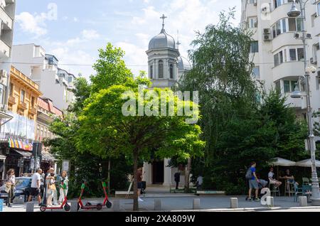 Bucarest, Roumanie. 25 mai 2024. Vue extérieure de l'église blanche Bucarest dans le centre-ville Banque D'Images