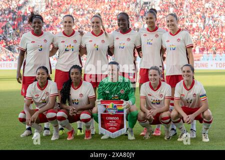 Toronto, Ontario, Canada. 4 juin 2024. Le canadien commence onze poses pour une photo avant le match amical international entre le Canada et le Mexique au BMO Field le 4 juin 2024 à Toronto, Ontario, Canada. De gauche à droite, rangée supérieure Kadeisha Buchanan #3, Evelyne viens #24, Shelina Zadorsky #4, Simi Awujo #13, Jade Rose #12, Janine Beckie. Crédit : ZUMA Press, Inc/Alamy Live News Banque D'Images