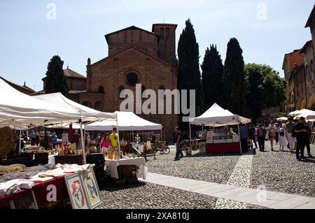 Marché de rue antique sur la place Santo Stefano. Bologne. Italie Banque D'Images