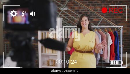 Image de l'écran de la caméra avec interface numérique sur le vlogger de mode féminin enregistrant vlog à la maison Banque D'Images