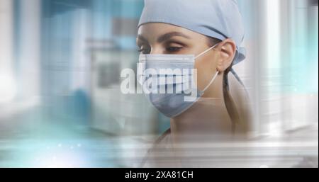 Image d'un professionnel de santé caucasien portant un masque chirurgical et une casquette Banque D'Images