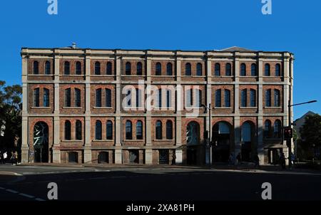 La fonderie, un ancien entrepôt industriel converti en immeuble d'appartements au 181 Lawson St, Darlington, Sydney, Australie, vue de face dans la lumière de l'après-midi Banque D'Images