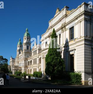 Bâtiment de l'Institut, architecture victorienne italienne avec éléments gothiques français, tours symétriques octogonales en forme de dôme, City Road, Université de Sydney Banque D'Images