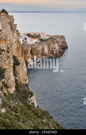 Falaises du littoral méditerranéen de la Costa Brava. Montgo Cove. Gérone, Catalogne. Espagne Banque D'Images