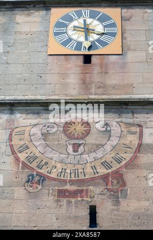 Horloge tour et cadran solaire historique sur la façade de l'église gothique Sainte-Marie, Kalbensteinberg, moyenne Franconie, Bavière, Allemagne Banque D'Images