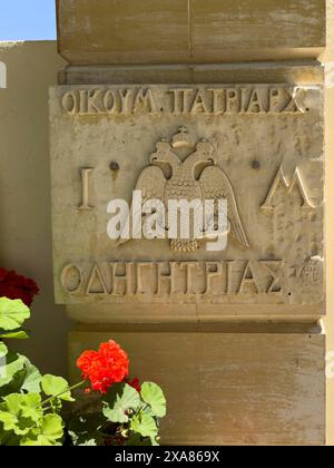 Nom du monastère d'Odigitria en caractères grecs cyrilliques et symbole de l'Église orthodoxe grecque orthodoxe impériale byzantine à double tête Banque D'Images