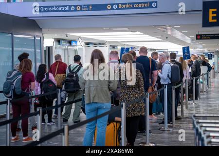 Gardermoen 20240605. Les voyageurs sortant de Schengen font une longue file d'attente au contrôle des passeports à l'aéroport d'Oslo mercredi matin. C'est la grève Unio en cours qui est la raison pour laquelle les policiers de Mage ont fait grève et donc la capacité du contrôle aux frontières est réduite. Photo : Heiko Junge / NTB Banque D'Images