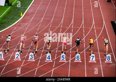 OSTRAVA, TCHÉQUIE, 28 MAI 2024 : meilleures athlètes féminines prêtes pour la course du 100 mètres. Formulaire en cours d'exécution blocs de démarrage. Banque D'Images