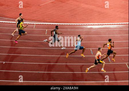 OSTRAVA, TCHÉQUIE, 28 MAI 2024 : les athlètes masculins professionnels d'athlétisme se lancent dans l'action à 200 mètres de sprint Banque D'Images