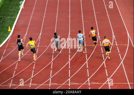 OSTRAVA, TCHÉQUIE, 28 MAI 2024 : les meilleurs coureurs masculins commencent leur course de 200 mètres avec une précision féroce Banque D'Images