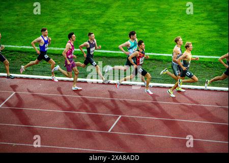 OSTRAVA, TCHÉQUIE, 28 MAI 2024 : les coureurs d'endurance masculins d'élite dominent la course du 1500 mètres. Banque D'Images