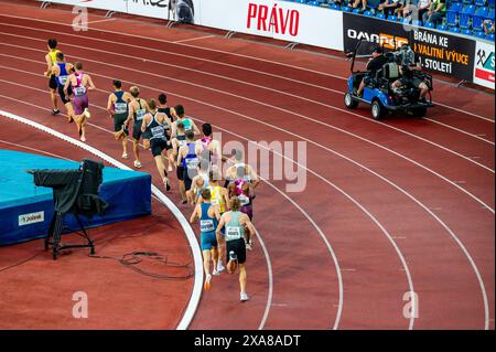 OSTRAVA, TCHÉQUIE, 28 MAI 2024 : les athlètes masculins professionnels repoussent les limites du 1500 mètres. Banque D'Images